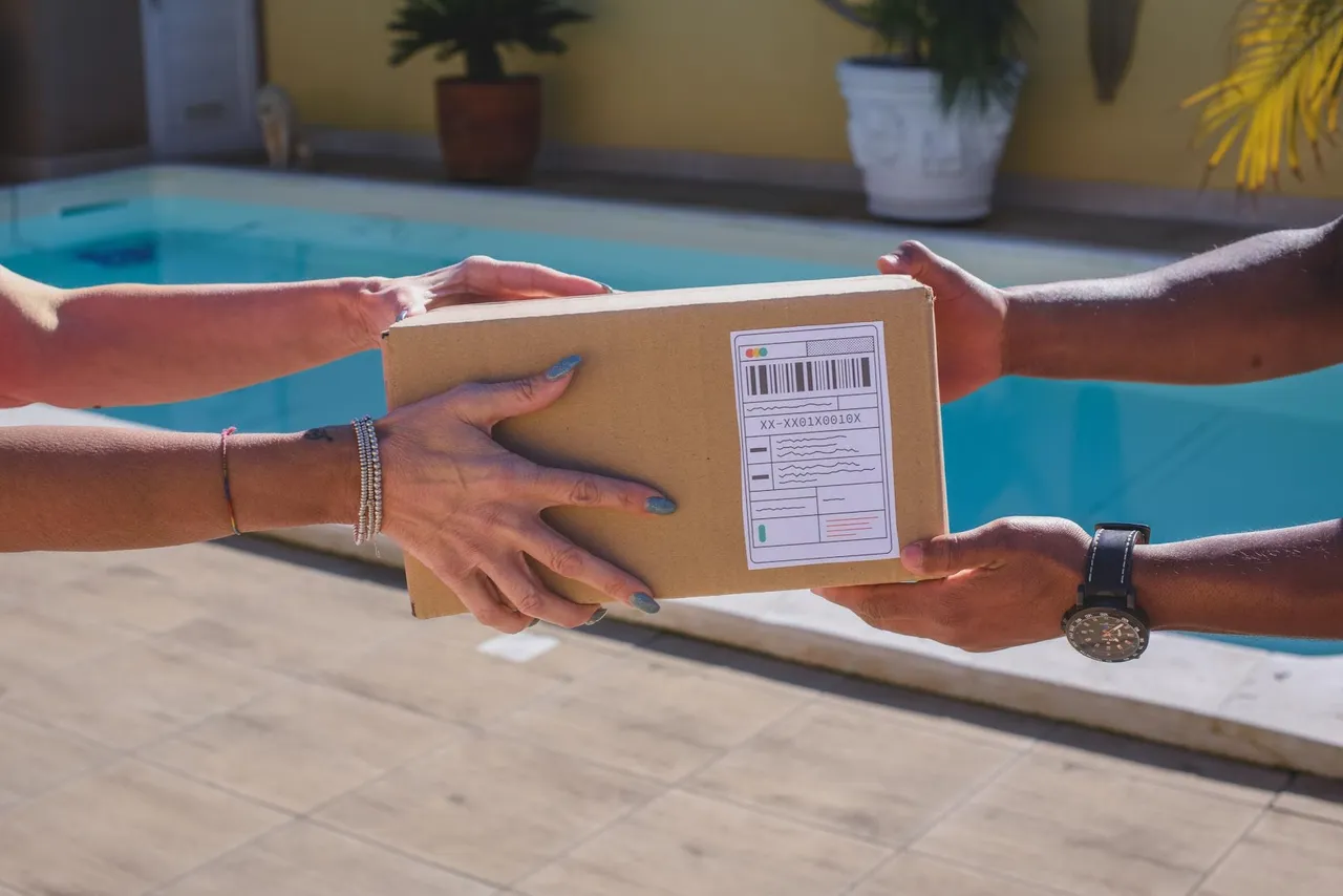 Explore how third-party logistics providers like ShipBob and Deliverr help Shopify merchants manage storage, packing, and shipping.