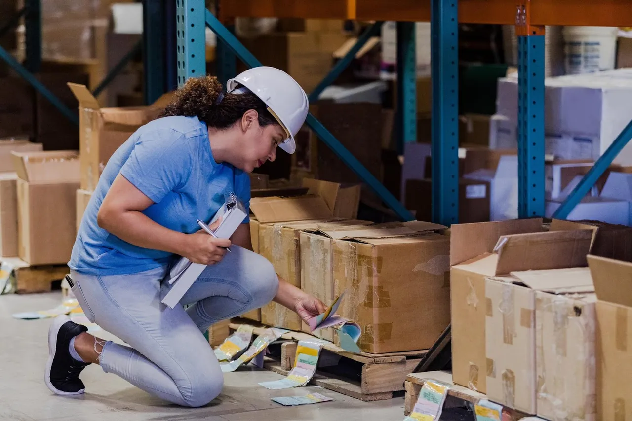 Ensure your fulfillment team or 3PL knows what’s in stock to reduce shipping delays and mis-picks.