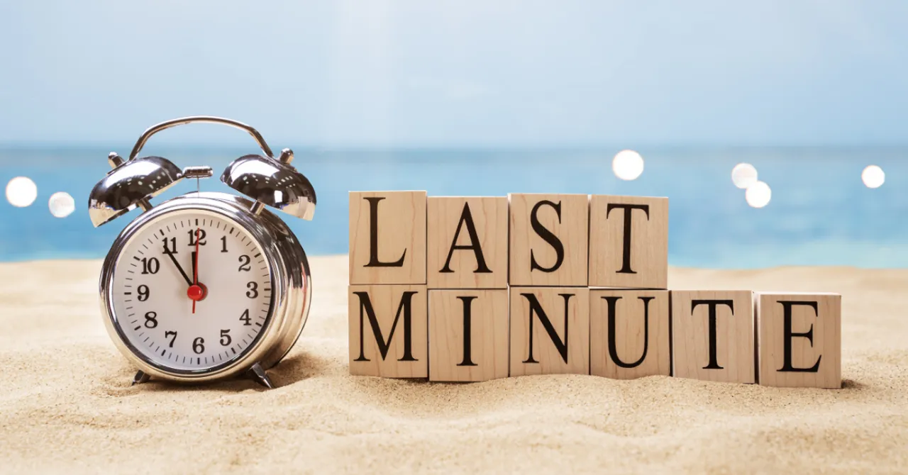 A clock and wooden blocks spelling 'Last Minute' on the sand, symbolizing urgency for last-minute Mother’s Day Shoppers.