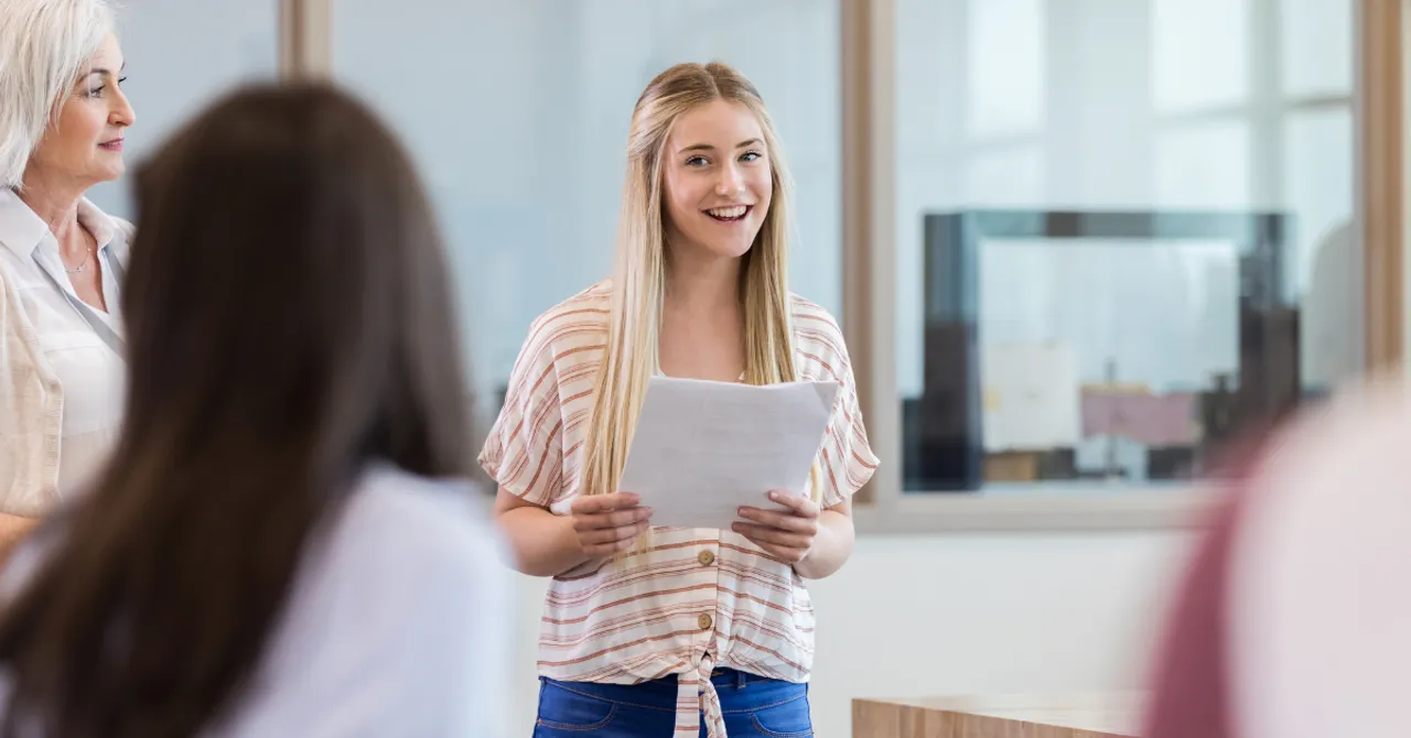 A young woman confidently shares insights with a group — symbolizing how educating shoppers through interactive skin quizzes builds trust and leads to smarter buying decisions.
