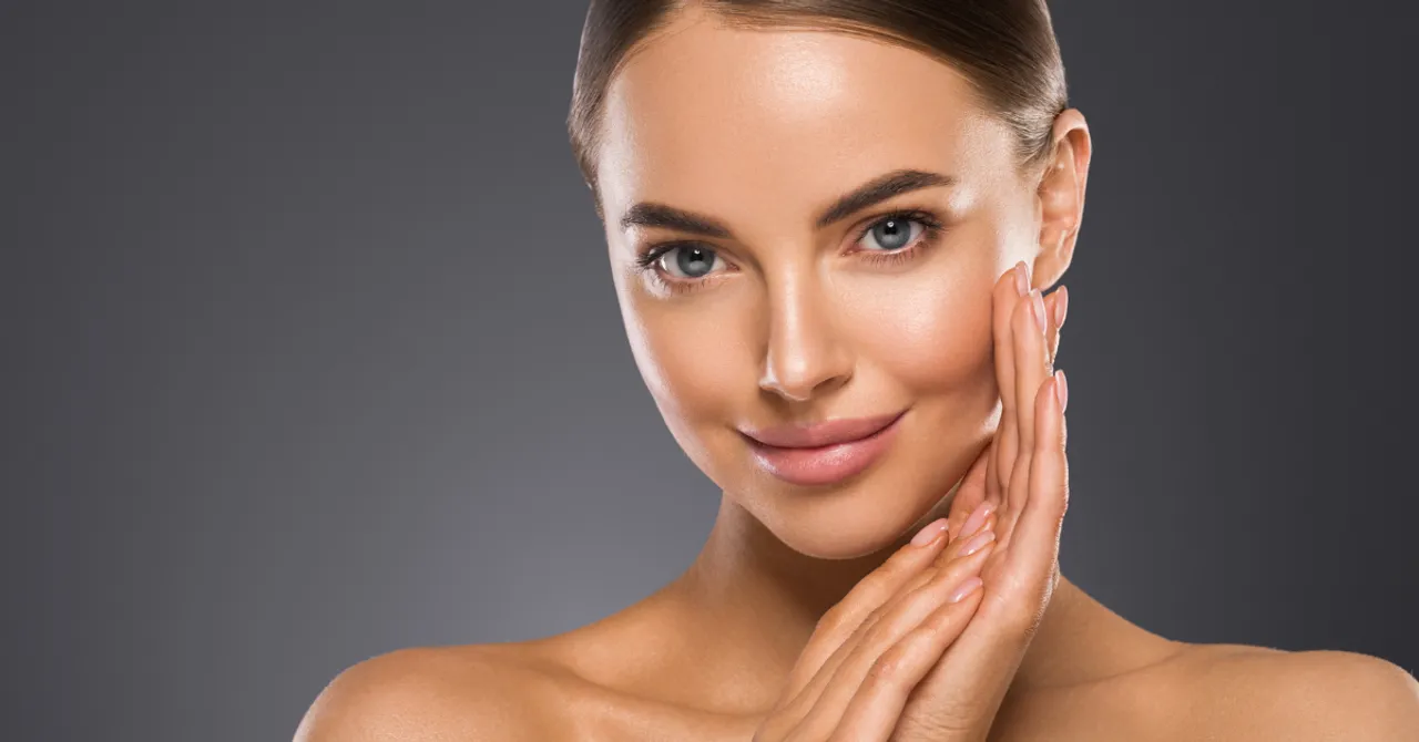 A woman with glowing, healthy skin — symbolizing how personalized skin quizzes help shoppers learn and choose the right products confidently before they buy.