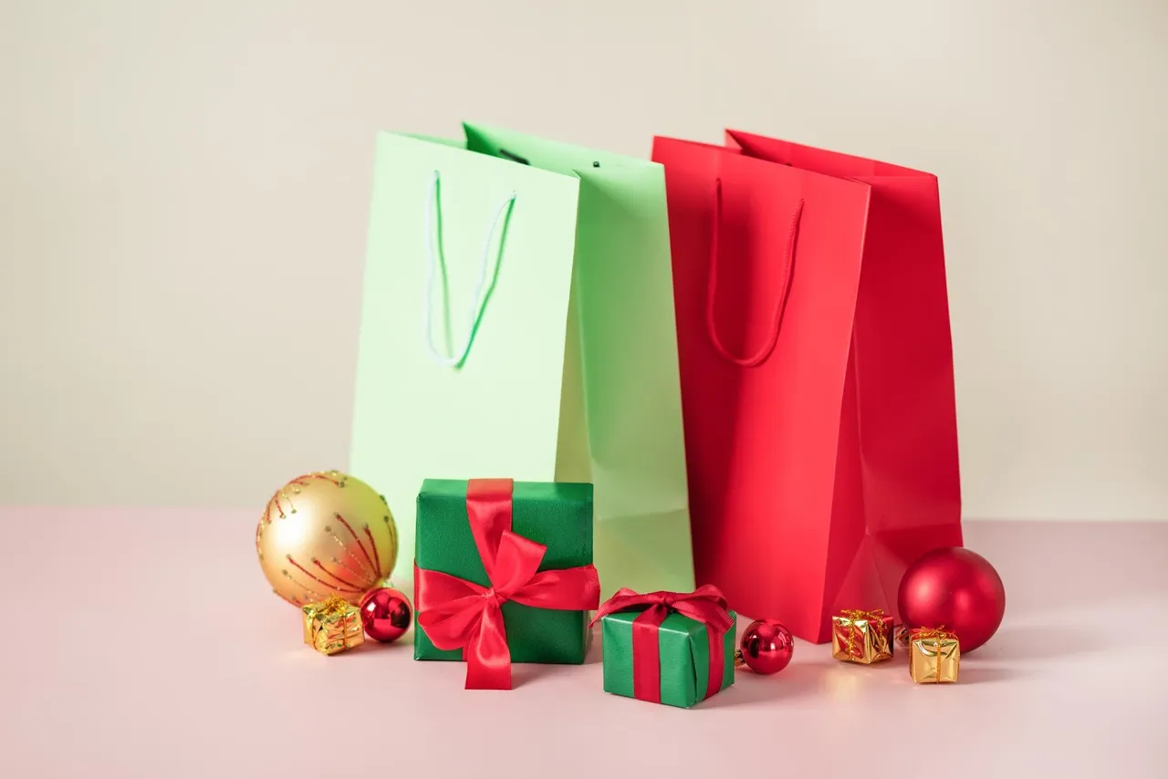 Design holiday-themed boxes or drawstring bags with your branding to make products feel luxurious and gift-ready, perfect for the festive season.